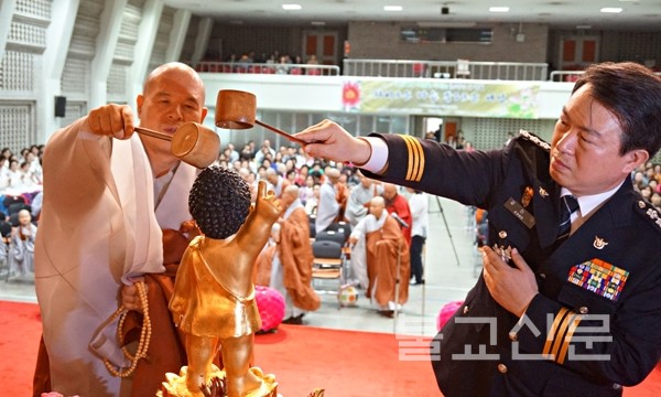 Hàn Quốc: Chiến sĩ Công an kính mừng Lễ Phật đản và cầu nguyện công dân hạnh phúc