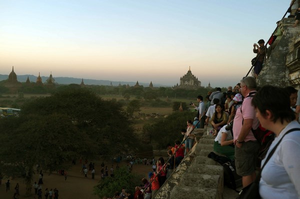 Myanmar: Chùm ảnh Ngôi Cổ tự Shwesantaw đầy quyến rũ khi ánh bình minh tỏa rạng