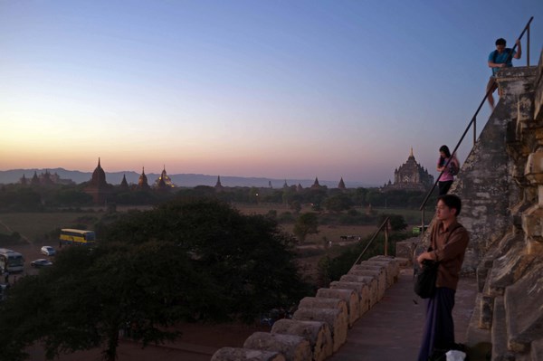 Myanmar: Chùm ảnh Ngôi Cổ tự Shwesantaw đầy quyến rũ khi ánh bình minh tỏa rạng