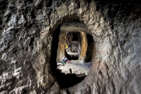 Khám phá những hang động 14000 năm tuổi tại Nepal Vương quốc Phật Giáo bí ẩn