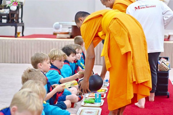 Anh quốc: Nhi sinh Hướng đạo tìm hiểu Văn hóa Phật Giáo và tập Thiền tại Thành phố Manchester