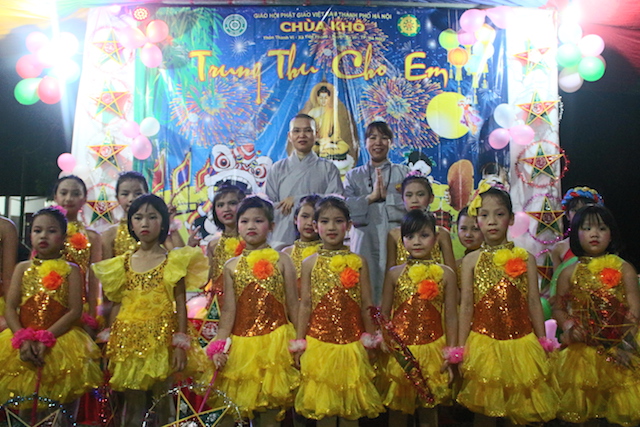 Hà Nội: Tết Trung thu cho em tại chùa Khô.