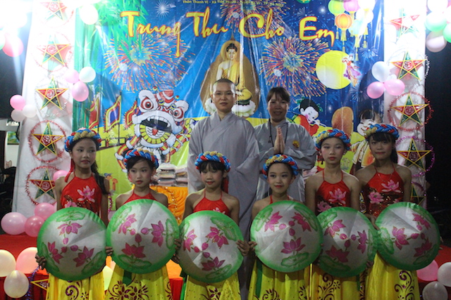 Hà Nội: Tết Trung thu cho em tại chùa Khô.