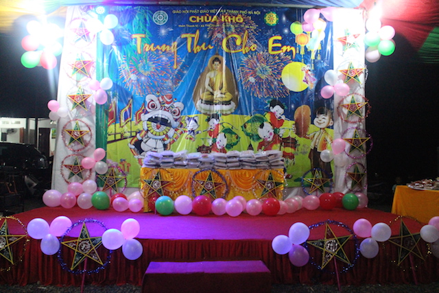 Hà Nội: Tết Trung thu cho em tại chùa Khô.