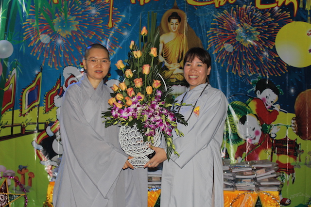 Hà Nội: Tết Trung thu cho em tại chùa Khô.