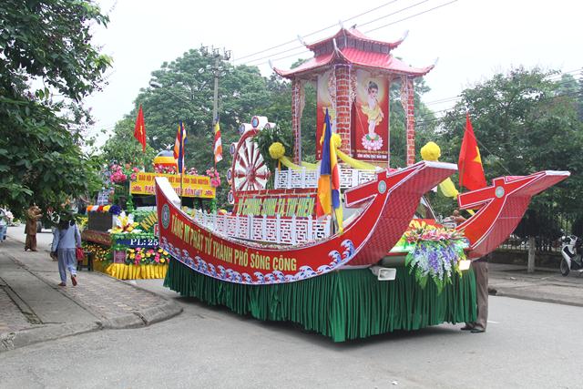 Thái Nguyên:Hàng ngàn người tham dự Đại lễ tắm Phật và diễu hành xe hoa