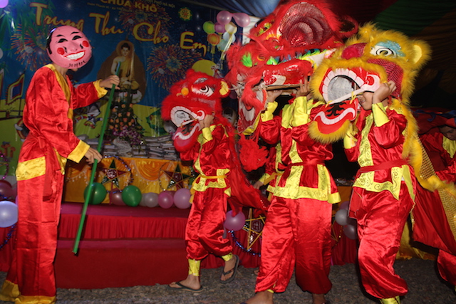 Hà Nội: Tết Trung thu cho em tại chùa Khô.