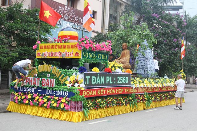 Thái Nguyên:Hàng ngàn người tham dự Đại lễ tắm Phật và diễu hành xe hoa