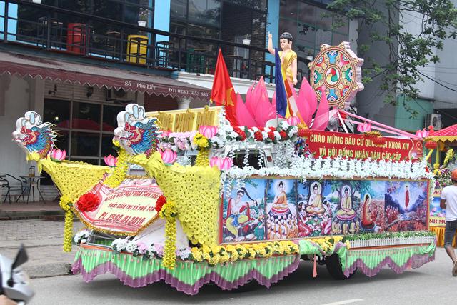 Thái Nguyên:Hàng ngàn người tham dự Đại lễ tắm Phật và diễu hành xe hoa