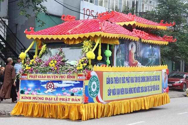 Thái Nguyên:Hàng ngàn người tham dự Đại lễ tắm Phật và diễu hành xe hoa