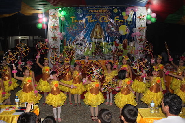 Hà Nội: Tết Trung thu cho em tại chùa Khô.