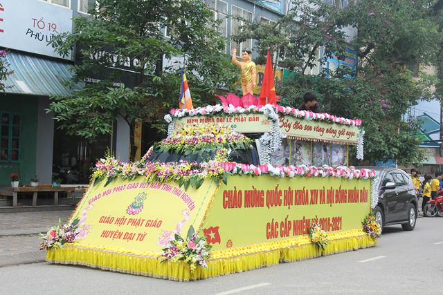 Thái Nguyên:Hàng ngàn người tham dự Đại lễ tắm Phật và diễu hành xe hoa