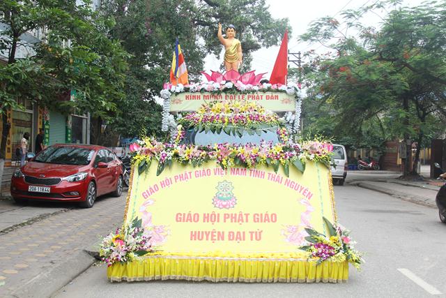 Thái Nguyên:Hàng ngàn người tham dự Đại lễ tắm Phật và diễu hành xe hoa