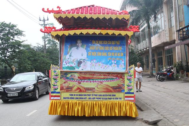Thái Nguyên:Hàng ngàn người tham dự Đại lễ tắm Phật và diễu hành xe hoa