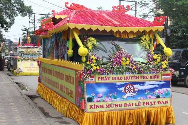 Thái Nguyên:Hàng ngàn người tham dự Đại lễ tắm Phật và diễu hành xe hoa