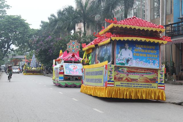 Thái Nguyên:Hàng ngàn người tham dự Đại lễ tắm Phật và diễu hành xe hoa