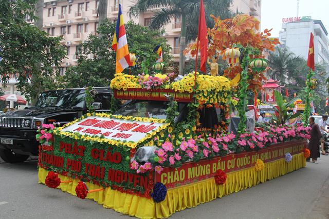 Thái Nguyên:Hàng ngàn người tham dự Đại lễ tắm Phật và diễu hành xe hoa