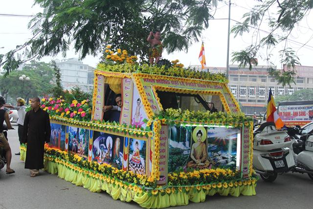 Thái Nguyên:Hàng ngàn người tham dự Đại lễ tắm Phật và diễu hành xe hoa