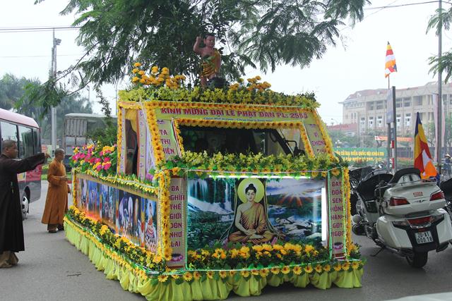 Thái Nguyên:Hàng ngàn người tham dự Đại lễ tắm Phật và diễu hành xe hoa