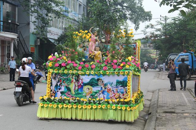 Thái Nguyên:Hàng ngàn người tham dự Đại lễ tắm Phật và diễu hành xe hoa