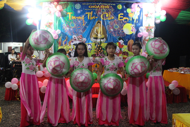 Hà Nội: Tết Trung thu cho em tại chùa Khô.