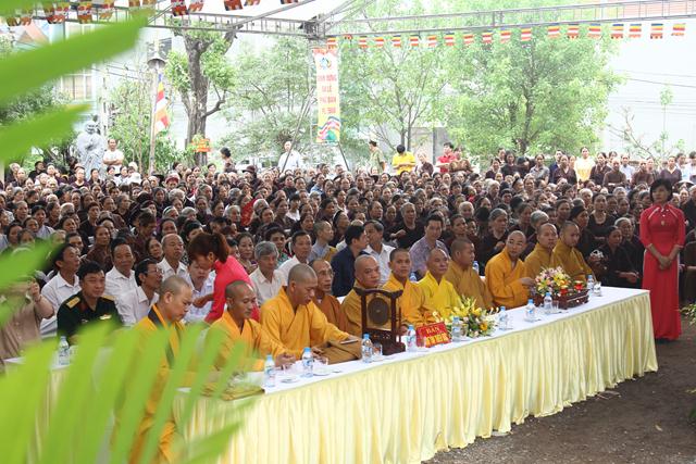 Thái Nguyên:Hàng ngàn người tham dự Đại lễ tắm Phật và diễu hành xe hoa