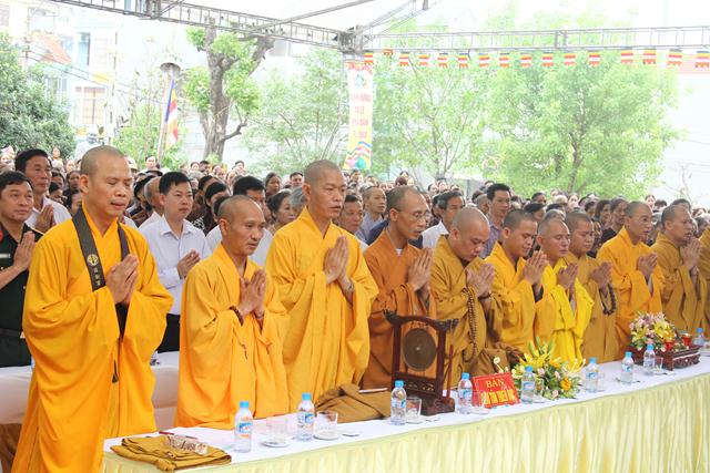 Thái Nguyên:Hàng ngàn người tham dự Đại lễ tắm Phật và diễu hành xe hoa