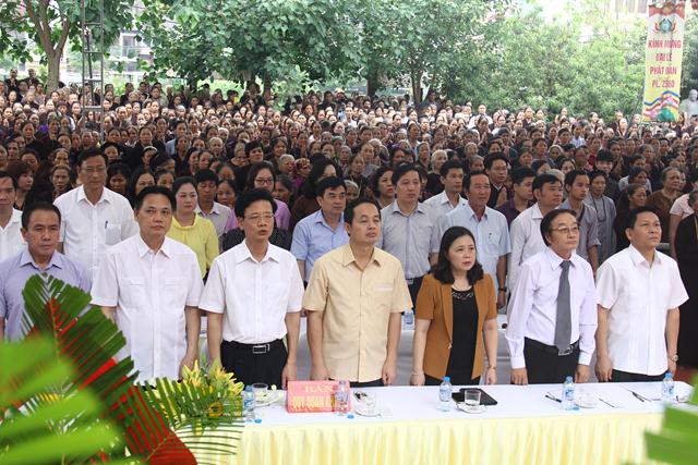Thái Nguyên:Hàng ngàn người tham dự Đại lễ tắm Phật và diễu hành xe hoa