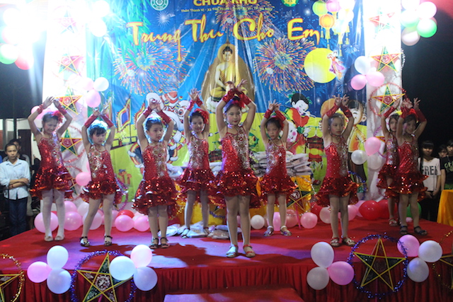 Hà Nội: Tết Trung thu cho em tại chùa Khô.