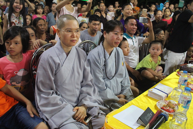 Hà Nội: Tết Trung thu cho em tại chùa Khô.