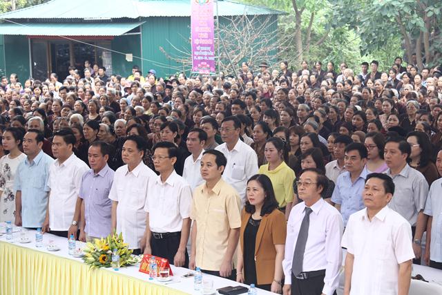 Thái Nguyên:Hàng ngàn người tham dự Đại lễ tắm Phật và diễu hành xe hoa