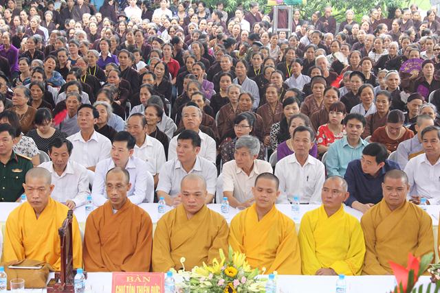 Thái Nguyên:Hàng ngàn người tham dự Đại lễ tắm Phật và diễu hành xe hoa
