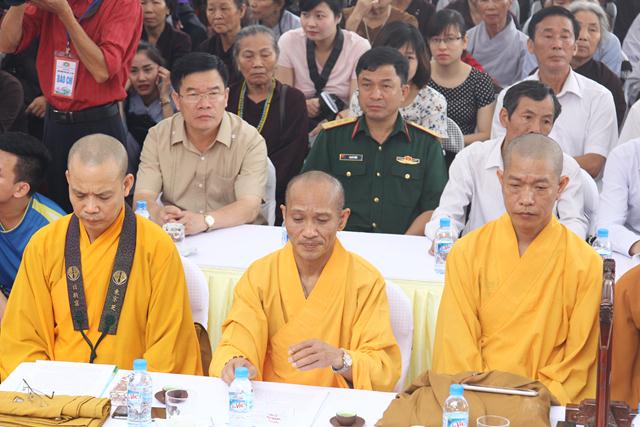 Thái Nguyên:Hàng ngàn người tham dự Đại lễ tắm Phật và diễu hành xe hoa