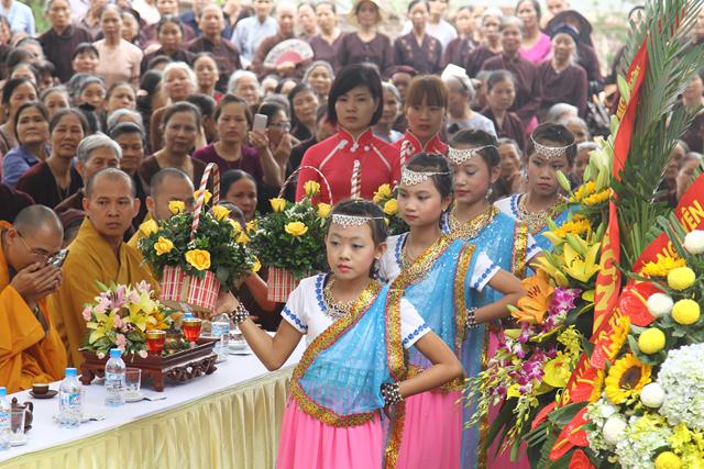 Thái Nguyên:Hàng ngàn người tham dự Đại lễ tắm Phật và diễu hành xe hoa