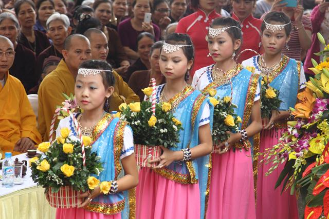 Thái Nguyên:Hàng ngàn người tham dự Đại lễ tắm Phật và diễu hành xe hoa