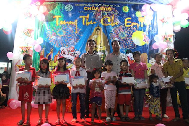 Hà Nội: Tết Trung thu cho em tại chùa Khô.