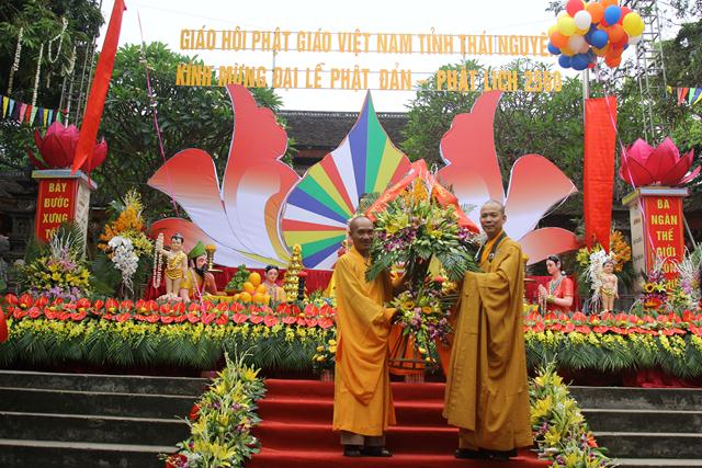 Thái Nguyên:Hàng ngàn người tham dự Đại lễ tắm Phật và diễu hành xe hoa