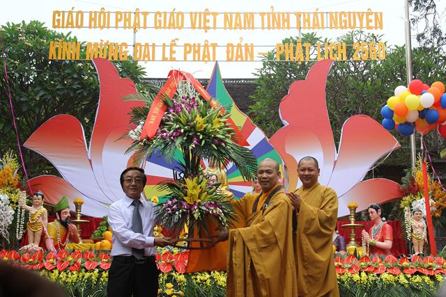 Thái Nguyên:Hàng ngàn người tham dự Đại lễ tắm Phật và diễu hành xe hoa