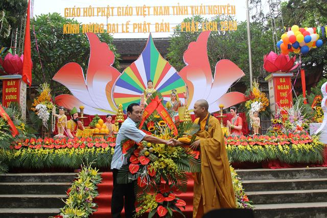 Thái Nguyên:Hàng ngàn người tham dự Đại lễ tắm Phật và diễu hành xe hoa