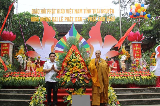 Thái Nguyên:Hàng ngàn người tham dự Đại lễ tắm Phật và diễu hành xe hoa