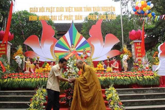 Thái Nguyên:Hàng ngàn người tham dự Đại lễ tắm Phật và diễu hành xe hoa