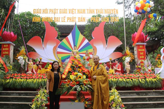 Thái Nguyên:Hàng ngàn người tham dự Đại lễ tắm Phật và diễu hành xe hoa