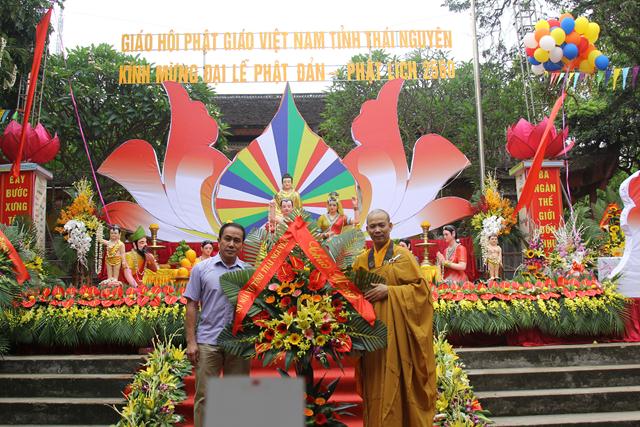 Thái Nguyên:Hàng ngàn người tham dự Đại lễ tắm Phật và diễu hành xe hoa
