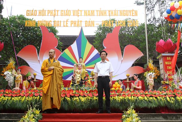Thái Nguyên:Hàng ngàn người tham dự Đại lễ tắm Phật và diễu hành xe hoa