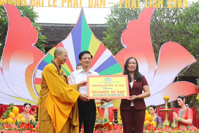 Thái Nguyên:Hàng ngàn người tham dự Đại lễ tắm Phật và diễu hành xe hoa