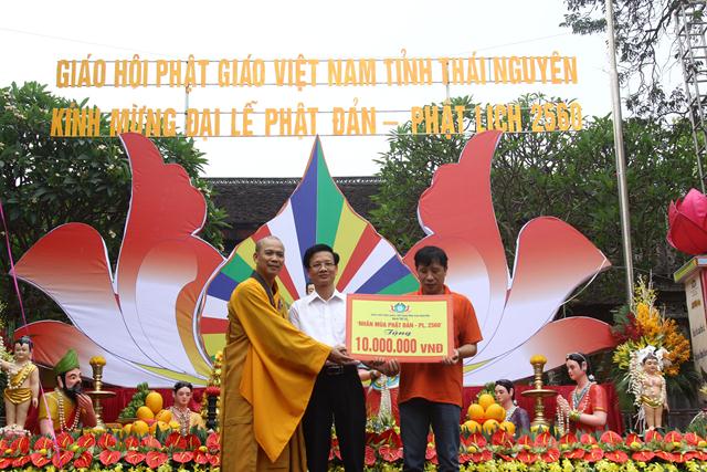 Thái Nguyên:Hàng ngàn người tham dự Đại lễ tắm Phật và diễu hành xe hoa