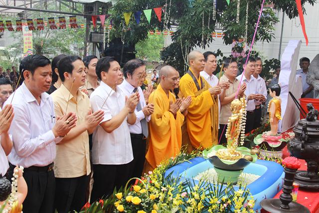 Thái Nguyên:Hàng ngàn người tham dự Đại lễ tắm Phật và diễu hành xe hoa