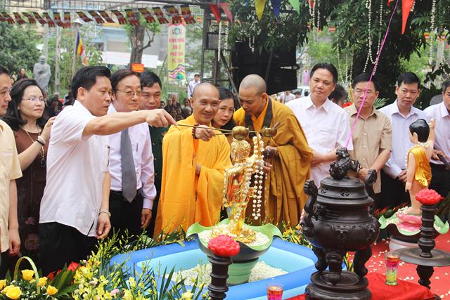 Thái Nguyên:Hàng ngàn người tham dự Đại lễ tắm Phật và diễu hành xe hoa