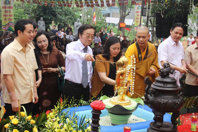 Thái Nguyên:Hàng ngàn người tham dự Đại lễ tắm Phật và diễu hành xe hoa