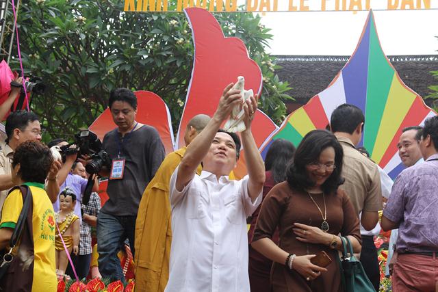 Thái Nguyên:Hàng ngàn người tham dự Đại lễ tắm Phật và diễu hành xe hoa